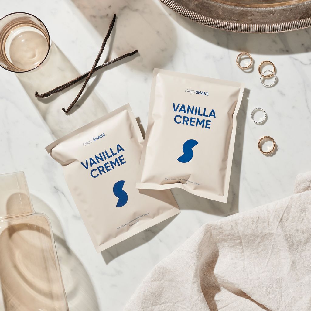 Vanilla Creme Daily Shake sachets beside a prepared shake